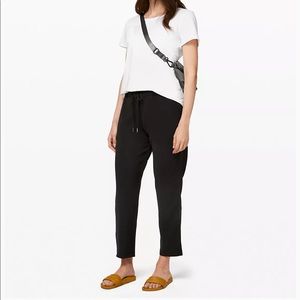Lululemon Black On the Fly Woven Pant 7/8 25”